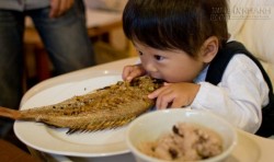 Trẻ bị hóc xương cá, đừng làm việc này mà hại trẻ!