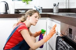 Mẹo dùng giấm tẩy sạch dầu mỡ bám dính trên mặt bếp
