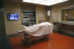 Chàng trai đột ngột tỉnh dậy từ nhà xác, về nhà ăn chơi tiếp với bạn bè