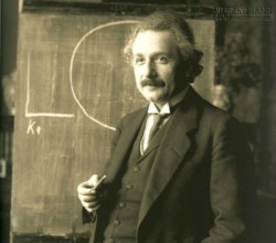 Đau đầu giải câu đố Ai trộm bánh quy gừng của thiên tài Einstein