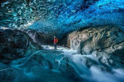 Vẻ đẹp kỳ ảo của hang động băng độc đáo tại Iceland