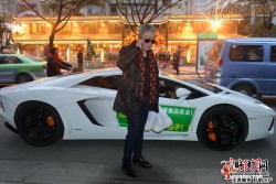 Ngã ngửa trước lý do người đàn ông lái Lamborghini ra phố phát bánh bao miễn phí