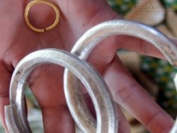 Đào móng nhà phát hiện hũ sành chứa vàng bạc