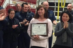 Cô gái 19 tuổi nhấc xe hơi cứu bố