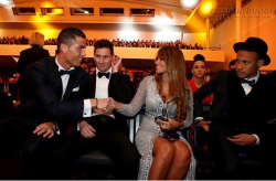 Phản ứng bá đạo của Neymar khi Ronaldo cầm tay vợ Messi