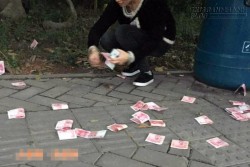 Người Trung Quốc phản ứng thế nào khi thấy có người ném tiền giữa đường?