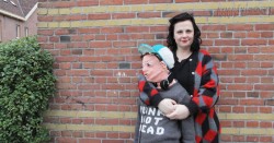 Bị con trai lạnh nhạt người mẹ dùng len đan thành hình con trai để thay thế