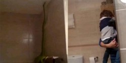 Kinh hoàng con trăn dài 1,2m hung hãn đột nhập vào phòng tắm
