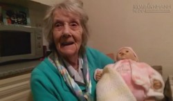 Rơi nước mắt nhìn người bà mất trí chơi với búp bê như… cháu ruột