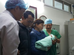 Bé gái của ca mang thai hộ đầu tiên chào đời nặng 3,6kg