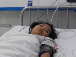 Nữ sinh bị xô xuống đường khi xe buýt đang chạy