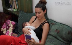 Não bộ trẻ sơ sinh sẽ kém phát triển nếu mẹ vừa cho con bú vừa làm điều này