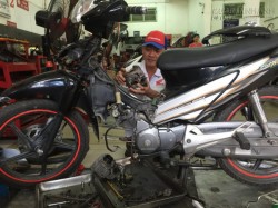 Xe máy chết la liệt nghi do xăng kém chất lượng