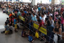 Hàng ngàn Việt kiều về ăn tết, sân bay kẹt cứng