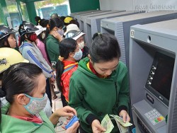 Công nhân chết đứng khi rút tiền ATM lại bị nuốt tiền