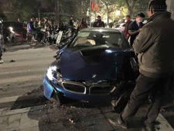 BMW i8 7 tỷ của thiếu gia Hà Nội bị tai nạn nát một bên xe