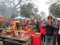 Khai ấn đền Trần: Mất iPhone 6 chỉ vì 7 giây ngắm gái