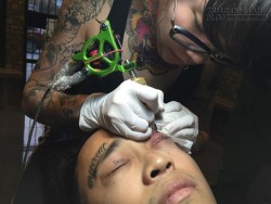 Nữ thợ xăm táo bạo xăm hình lên mí mắt chồng