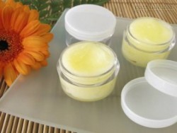 Tự chế son dưỡng môi không tới 15 phút
