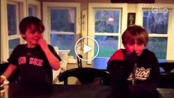 Cười đau ruột - Phản ứng của trẻ em khi bị mẹ ăn mất kẹo Halloween