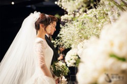 Người vợ quê mùa và món quà bất ngờ khi dự đám cưới tiền tỷ của chồng với con gái giám đốc