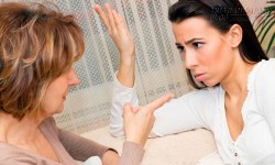 Tiếng gõ cửa đêm đêm của mẹ chồng quyền cao chức trọng