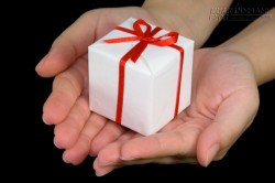 Những món quà cứ tặng nhất định tan vỡ theo phong thủy