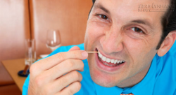 Xỉa răng sau khi ăn nguy hiểm hơn bạn nghĩ