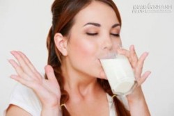 Vì sao nên uống sữa vào buổi tối?