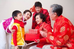 Cả năm MAY MẮN, THĂNG QUAN PHÁT TÀI nếu chọn được em bé có TUỔI VÀNG này để xông đất đầu năm nay