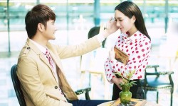 Thấy chồng hất tay mẹ rồi lấy giấy lau chỗ bà chạm vào, cô dâu ném trả chiếc nhẫn kim cương 4 tỷ rồi dắt mẹ về nhà