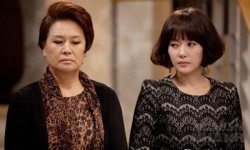 Đến công ty tìm con trai, mẹ chồng sốc ngất khi thấy con dâu quê bà đuổi đi 5 năm trước đang làm điều kinh khủng trong phòng Tổng giám đốc