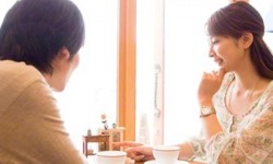 Biết mình nghèo tôi chỉ dám cưới cô gái bán bánh cuốn, nào ngờ lúc đón dâu mẹ em trao cho món quà đó khiến cả hôn trường náo loạn