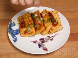 Làm đậu phụ sốt tương cho bữa tối nhanh gọn lẹ