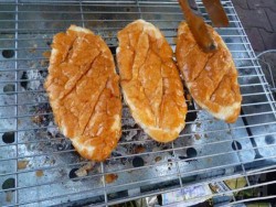 Nướng cháy bánh mì rồi chà lên răng 2 phút, cao răng bật ra từng mảng, hôi miệng kinh niên cũng phải thơm tho ngay tức thì