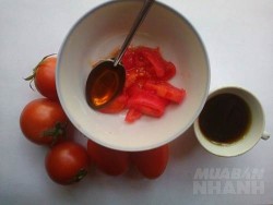 Luộc 1 quả cà chua rồi nghiền nhuyễn đắp lên mặt, da thêm trắng sáng, căng mịn chẳng cần bôi kem