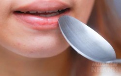 Quên son dưỡng đi, cứ bôi thứ này trước khi đi ngủ, sáng hôm sau môi hồng, căng mọng chẳng khác gì tô son