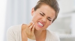 Đau răng đến mấy cũng chỉ cần thoa thứ nước này lên cũng khỏi ngay trong chớp mắt không cần thuốc tây