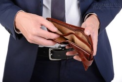 Doanh nhân đo lòng người đời bằng bóp tiền rách nát 10 năm tuổi
