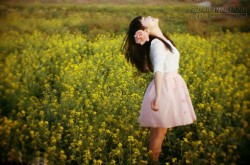 Em đang còn trẻ, sao cứ giục em lấy chồng