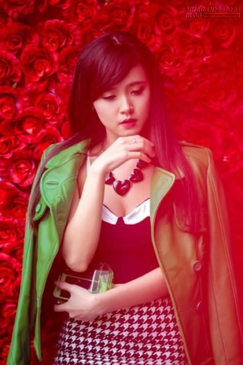 Ảnh hot girl Midu đẹp với nước da trắng sứ khi diện trang phục dạo phố