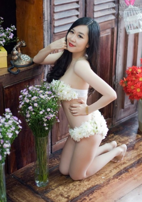 Hot girl Nu Phạm khoe ảnh với bộ bikini tết bằng hoa