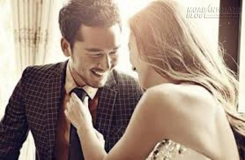 Chồng trượt d&agrave;i trong v&ograve;ng tay g&aacute;i trẻ