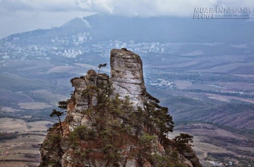 Crimea l&agrave; nơi sinh sống của c&aacute;c cư d&acirc;n Scythia cổ đại rồi cộng đồng người Tatars Crimea, người Nga, Ukraine v&agrave; người Do Th&aacute;i từ 1.000 năm trước C&ocirc;ng Nguy&ecirc;n. B&aacute;n đảo n&agrave;y rộng khoảng hơn 10.000 dặm vu&ocirc;ng với c&aacute;c dạng địa l&yacute; phong ph&uacute; như thảo nguy&ecirc;n Caspian, v&ugrave;ng n&uacute;i Crimean, bờ Biển Đen nghỉ m&aacute;t nổi tiếng... Người con của v&ugrave;ng đất n&agrave;y, nhiếp ảnh gia Sergei Anashkevitch sau khi đi khắp thế giới để chụp những bức ảnh du lịch ấn tượng được đăng trong blog của ch&iacute;nh &ocirc;ng c&oacute; t&ecirc;n 