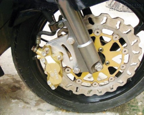 sử dụng từ 1-2 ng&oacute;n tay để nhấp nhả phanh