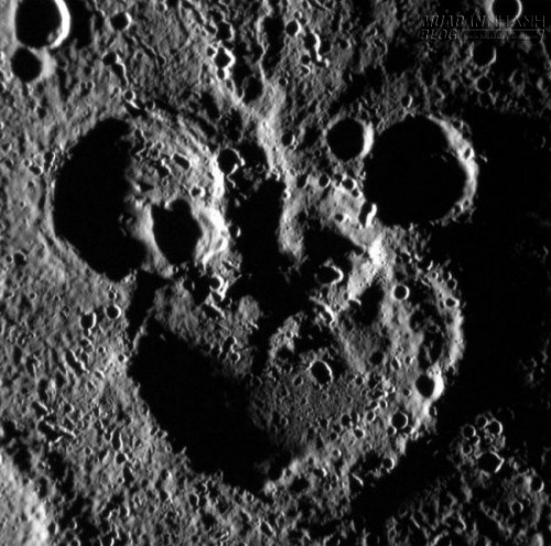 H&igrave;nh ảnh Quan &acirc;m ngồi thiền ngo&agrave;i kh&ocirc;ng gian g&acirc;y sốc