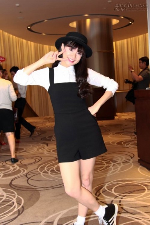 Nhã Phương trẻ trung như nữ sinh khoe vai diễn giang hồ thứ thiệt trong phim mới