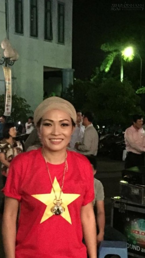 Jennifer Phạm k&egrave; k&egrave; b&ecirc;n chồng - Mr Đ&agrave;m run tay khi k&yacute; t&ecirc;n v&agrave;o fan