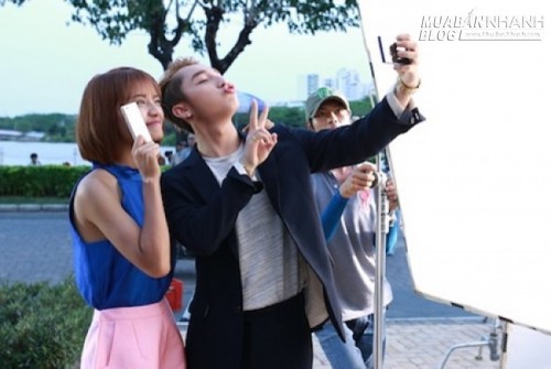 Kiều Trinh h&agrave;o hứng khoe ảnh bao da mới v&agrave; hộ chiếu c&ocirc; n&agrave;ng đang chuẩn bị cho chuyến đi du lịch Singapore của m&igrave;nh. Theo th&ocirc;ng tin tr&ecirc;n hộ chiếu, hot girl n&agrave;y đi du lịch v&agrave;o ng&agrave;y 8/5.