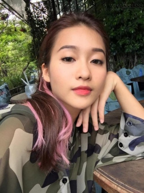 Kiều Trinh h&agrave;o hứng khoe ảnh bao da mới v&agrave; hộ chiếu c&ocirc; n&agrave;ng đang chuẩn bị cho chuyến đi du lịch Singapore của m&igrave;nh. Theo th&ocirc;ng tin tr&ecirc;n hộ chiếu, hot girl n&agrave;y đi du lịch v&agrave;o ng&agrave;y 8/5.